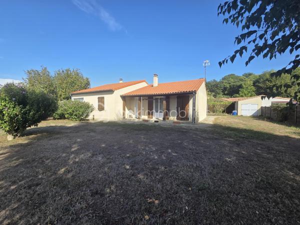 Dans un environnement calme et recherché, découvrez ce pavillon de plain-pied offrant de beaux volumes et un cadre de vie agréable, idéal pour une famille !

Implantée sur un terrain entièrement clos de 944 m², cette maison fonctionnelle se compose d’une entrée desservant une cuisine de 12 m² à aménager selon vos envies, ainsi qu’un salon-séjour de 25 m² agrémenté d’une cheminée avec insert.

L’espace nuit se compose de 4 chambres aux surfaces comprises entre 10 et 13 m², d’une salle de bains spacieuse de 9 m² et d’un WC indépendant.

Côté fonctionnalité, vous disposerez également d’une buanderie de 5 m², d’un garage attenant de 27 m², d’un local de 4 m², ainsi que d’un garage indépendant de 18 m² avec galetas, idéal pour le stockage ou le rangement de matériel.

Les équipements :
Menuiseries PVC double vitrage installées en 2021
Chauffage Pompe à chaleur (2014)
Isolation des combles réalisée en 2018
Assainissement collectif

Un pavillon aux nombreux atouts, avec ses 4 chambres, ses espaces de rangement et son terrain clos. Quelques aménagements vous permettront de le personnaliser à votre goût et d’en faire un véritable cocon.

Un bien à découvrir sans tarder, offrant un cadre de vie paisible, un beau terrain clos et des espaces adaptés à la vie de famille.