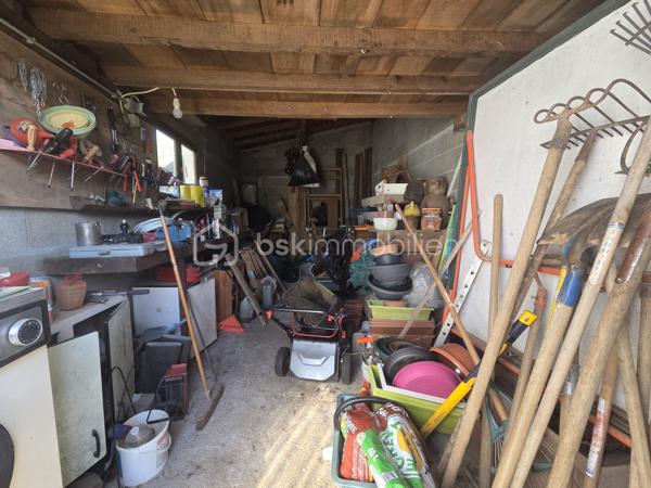 Dans un environnement calme et recherché, découvrez ce pavillon de plain-pied offrant de beaux volumes et un cadre de vie agréable, idéal pour une famille !

Implantée sur un terrain entièrement clos de 944 m², cette maison fonctionnelle se compose d’une entrée desservant une cuisine de 12 m² à aménager selon vos envies, ainsi qu’un salon-séjour de 25 m² agrémenté d’une cheminée avec insert.

L’espace nuit se compose de 4 chambres aux surfaces comprises entre 10 et 13 m², d’une salle de bains spacieuse de 9 m² et d’un WC indépendant.

Côté fonctionnalité, vous disposerez également d’une buanderie de 5 m², d’un garage attenant de 27 m², d’un local de 4 m², ainsi que d’un garage indépendant de 18 m² avec galetas, idéal pour le stockage ou le rangement de matériel.

Les équipements :
Menuiseries PVC double vitrage installées en 2021
Chauffage Pompe à chaleur (2014)
Isolation des combles réalisée en 2018
Assainissement collectif

Un pavillon aux nombreux atouts, avec ses 4 chambres, ses espaces de rangement et son terrain clos. Quelques aménagements vous permettront de le personnaliser à votre goût et d’en faire un véritable cocon.

Un bien à découvrir sans tarder, offrant un cadre de vie paisible, un beau terrain clos et des espaces adaptés à la vie de famille.