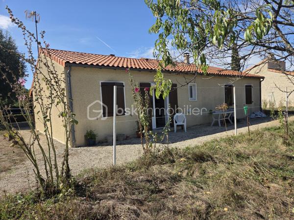 Dans un environnement calme et recherché, découvrez ce pavillon de plain-pied offrant de beaux volumes et un cadre de vie agréable, idéal pour une famille !

Implantée sur un terrain entièrement clos de 944 m², cette maison fonctionnelle se compose d’une entrée desservant une cuisine de 12 m² à aménager selon vos envies, ainsi qu’un salon-séjour de 25 m² agrémenté d’une cheminée avec insert.

L’espace nuit se compose de 4 chambres aux surfaces comprises entre 10 et 13 m², d’une salle de bains spacieuse de 9 m² et d’un WC indépendant.

Côté fonctionnalité, vous disposerez également d’une buanderie de 5 m², d’un garage attenant de 27 m², d’un local de 4 m², ainsi que d’un garage indépendant de 18 m² avec galetas, idéal pour le stockage ou le rangement de matériel.

Les équipements :
Menuiseries PVC double vitrage installées en 2021
Chauffage Pompe à chaleur (2014)
Isolation des combles réalisée en 2018
Assainissement collectif

Un pavillon aux nombreux atouts, avec ses 4 chambres, ses espaces de rangement et son terrain clos. Quelques aménagements vous permettront de le personnaliser à votre goût et d’en faire un véritable cocon.

Un bien à découvrir sans tarder, offrant un cadre de vie paisible, un beau terrain clos et des espaces adaptés à la vie de famille.