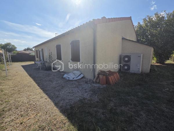 Dans un environnement calme et recherché, découvrez ce pavillon de plain-pied offrant de beaux volumes et un cadre de vie agréable, idéal pour une famille !

Implantée sur un terrain entièrement clos de 944 m², cette maison fonctionnelle se compose d’une entrée desservant une cuisine de 12 m² à aménager selon vos envies, ainsi qu’un salon-séjour de 25 m² agrémenté d’une cheminée avec insert.

L’espace nuit se compose de 4 chambres aux surfaces comprises entre 10 et 13 m², d’une salle de bains spacieuse de 9 m² et d’un WC indépendant.

Côté fonctionnalité, vous disposerez également d’une buanderie de 5 m², d’un garage attenant de 27 m², d’un local de 4 m², ainsi que d’un garage indépendant de 18 m² avec galetas, idéal pour le stockage ou le rangement de matériel.

Les équipements :
Menuiseries PVC double vitrage installées en 2021
Chauffage Pompe à chaleur (2014)
Isolation des combles réalisée en 2018
Assainissement collectif

Un pavillon aux nombreux atouts, avec ses 4 chambres, ses espaces de rangement et son terrain clos. Quelques aménagements vous permettront de le personnaliser à votre goût et d’en faire un véritable cocon.

Un bien à découvrir sans tarder, offrant un cadre de vie paisible, un beau terrain clos et des espaces adaptés à la vie de famille.