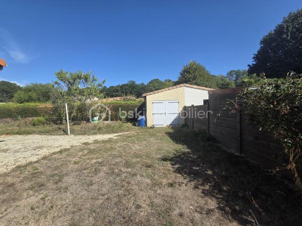 Dans un environnement calme et recherché, découvrez ce pavillon de plain-pied offrant de beaux volumes et un cadre de vie agréable, idéal pour une famille !

Implantée sur un terrain entièrement clos de 944 m², cette maison fonctionnelle se compose d’une entrée desservant une cuisine de 12 m² à aménager selon vos envies, ainsi qu’un salon-séjour de 25 m² agrémenté d’une cheminée avec insert.

L’espace nuit se compose de 4 chambres aux surfaces comprises entre 10 et 13 m², d’une salle de bains spacieuse de 9 m² et d’un WC indépendant.

Côté fonctionnalité, vous disposerez également d’une buanderie de 5 m², d’un garage attenant de 27 m², d’un local de 4 m², ainsi que d’un garage indépendant de 18 m² avec galetas, idéal pour le stockage ou le rangement de matériel.

Les équipements :
Menuiseries PVC double vitrage installées en 2021
Chauffage Pompe à chaleur (2014)
Isolation des combles réalisée en 2018
Assainissement collectif

Un pavillon aux nombreux atouts, avec ses 4 chambres, ses espaces de rangement et son terrain clos. Quelques aménagements vous permettront de le personnaliser à votre goût et d’en faire un véritable cocon.

Un bien à découvrir sans tarder, offrant un cadre de vie paisible, un beau terrain clos et des espaces adaptés à la vie de famille.