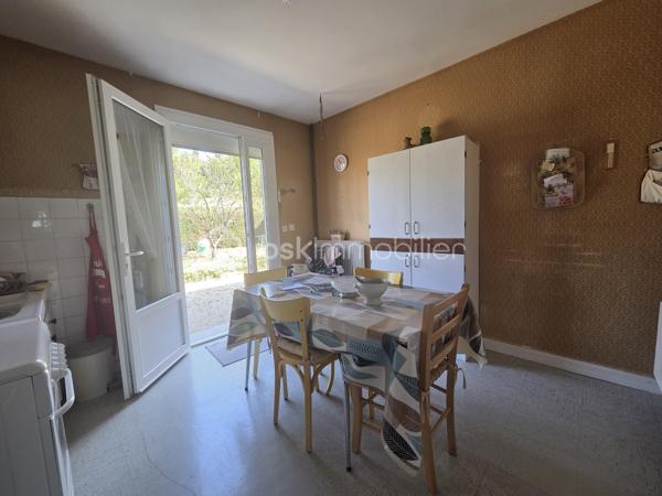 Dans un environnement calme et recherché, découvrez ce pavillon de plain-pied offrant de beaux volumes et un cadre de vie agréable, idéal pour une famille !

Implantée sur un terrain entièrement clos de 944 m², cette maison fonctionnelle se compose d’une entrée desservant une cuisine de 12 m² à aménager selon vos envies, ainsi qu’un salon-séjour de 25 m² agrémenté d’une cheminée avec insert.

L’espace nuit se compose de 4 chambres aux surfaces comprises entre 10 et 13 m², d’une salle de bains spacieuse de 9 m² et d’un WC indépendant.

Côté fonctionnalité, vous disposerez également d’une buanderie de 5 m², d’un garage attenant de 27 m², d’un local de 4 m², ainsi que d’un garage indépendant de 18 m² avec galetas, idéal pour le stockage ou le rangement de matériel.

Les équipements :
Menuiseries PVC double vitrage installées en 2021
Chauffage Pompe à chaleur (2014)
Isolation des combles réalisée en 2018
Assainissement collectif

Un pavillon aux nombreux atouts, avec ses 4 chambres, ses espaces de rangement et son terrain clos. Quelques aménagements vous permettront de le personnaliser à votre goût et d’en faire un véritable cocon.

Un bien à découvrir sans tarder, offrant un cadre de vie paisible, un beau terrain clos et des espaces adaptés à la vie de famille.