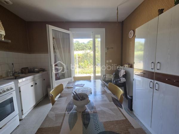 Dans un environnement calme et recherché, découvrez ce pavillon de plain-pied offrant de beaux volumes et un cadre de vie agréable, idéal pour une famille !

Implantée sur un terrain entièrement clos de 944 m², cette maison fonctionnelle se compose d’une entrée desservant une cuisine de 12 m² à aménager selon vos envies, ainsi qu’un salon-séjour de 25 m² agrémenté d’une cheminée avec insert.

L’espace nuit se compose de 4 chambres aux surfaces comprises entre 10 et 13 m², d’une salle de bains spacieuse de 9 m² et d’un WC indépendant.

Côté fonctionnalité, vous disposerez également d’une buanderie de 5 m², d’un garage attenant de 27 m², d’un local de 4 m², ainsi que d’un garage indépendant de 18 m² avec galetas, idéal pour le stockage ou le rangement de matériel.

Les équipements :
Menuiseries PVC double vitrage installées en 2021
Chauffage Pompe à chaleur (2014)
Isolation des combles réalisée en 2018
Assainissement collectif

Un pavillon aux nombreux atouts, avec ses 4 chambres, ses espaces de rangement et son terrain clos. Quelques aménagements vous permettront de le personnaliser à votre goût et d’en faire un véritable cocon.

Un bien à découvrir sans tarder, offrant un cadre de vie paisible, un beau terrain clos et des espaces adaptés à la vie de famille.