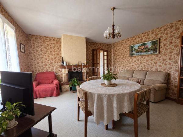Dans un environnement calme et recherché, découvrez ce pavillon de plain-pied offrant de beaux volumes et un cadre de vie agréable, idéal pour une famille !

Implantée sur un terrain entièrement clos de 944 m², cette maison fonctionnelle se compose d’une entrée desservant une cuisine de 12 m² à aménager selon vos envies, ainsi qu’un salon-séjour de 25 m² agrémenté d’une cheminée avec insert.

L’espace nuit se compose de 4 chambres aux surfaces comprises entre 10 et 13 m², d’une salle de bains spacieuse de 9 m² et d’un WC indépendant.

Côté fonctionnalité, vous disposerez également d’une buanderie de 5 m², d’un garage attenant de 27 m², d’un local de 4 m², ainsi que d’un garage indépendant de 18 m² avec galetas, idéal pour le stockage ou le rangement de matériel.

Les équipements :
Menuiseries PVC double vitrage installées en 2021
Chauffage Pompe à chaleur (2014)
Isolation des combles réalisée en 2018
Assainissement collectif

Un pavillon aux nombreux atouts, avec ses 4 chambres, ses espaces de rangement et son terrain clos. Quelques aménagements vous permettront de le personnaliser à votre goût et d’en faire un véritable cocon.

Un bien à découvrir sans tarder, offrant un cadre de vie paisible, un beau terrain clos et des espaces adaptés à la vie de famille.