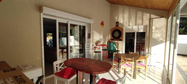 MAISON CONTEMPORAINE AVEC PISCINE ET DEPENDANCES