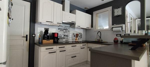 MAISON CONTEMPORAINE AVEC PISCINE ET DEPENDANCES