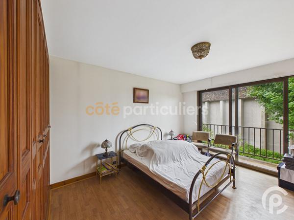 Vente
                Immeuble320 m² - 12 Pièces -
                    CLAMART (92140)