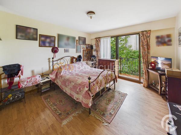 Vente
                Immeuble320 m² - 12 Pièces -
                    CLAMART (92140)