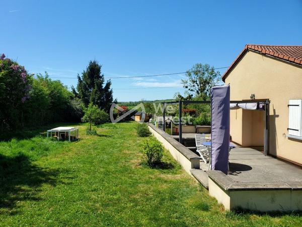 Villa de type 5 avec terrasse, pergola et jardin.