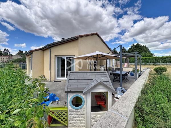 Villa de type 5 avec terrasse, pergola et jardin.