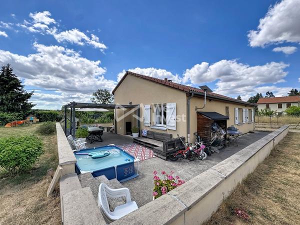 Villa de type 5 avec terrasse, pergola et jardin.