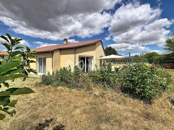 Villa de type 5 avec terrasse, pergola et jardin.
