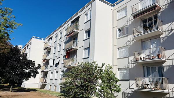 Bron, secteur résidentiel, T3 traversant 78m² avec balcon, vues dégagées, cave et garage en sus