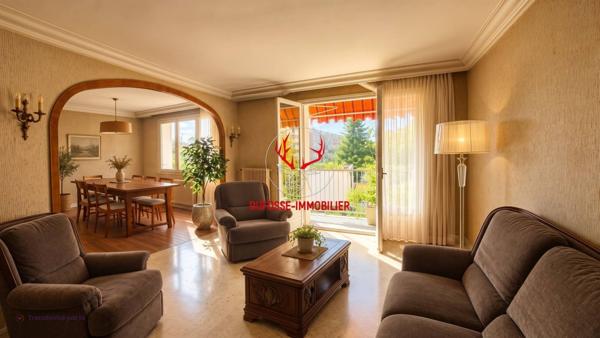 Bron, secteur résidentiel, T3 traversant 78m² avec balcon, vues dégagées, cave et garage en sus