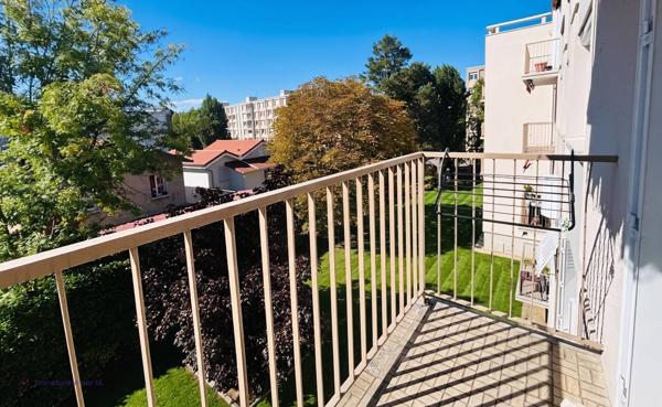 Bron, secteur résidentiel, T3 traversant 78m² avec balcon, vues dégagées, cave et garage en sus