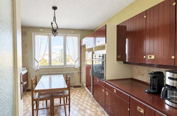 Bron, secteur résidentiel, T3 traversant 78m² avec balcon, vues dégagées, cave et garage en sus