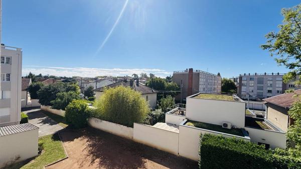 Bron, secteur résidentiel, T3 traversant 78m² avec balcon, vues dégagées, cave et garage en sus