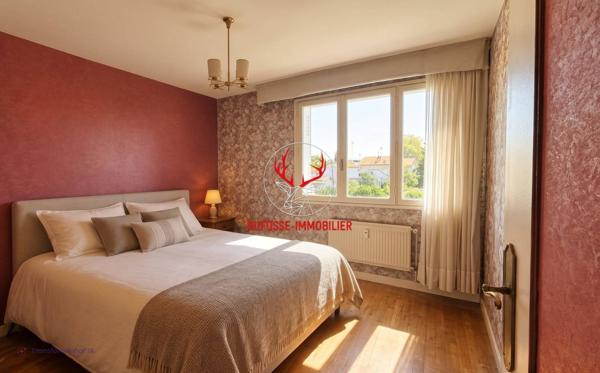 Bron, secteur résidentiel, T3 traversant 78m² avec balcon, vues dégagées, cave et garage en sus