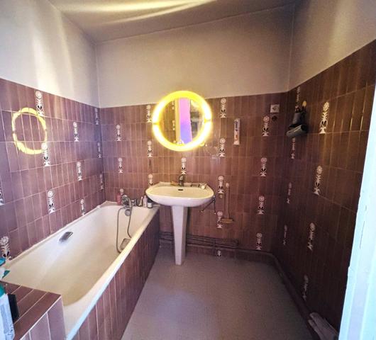 Bron, secteur résidentiel, T3 traversant 78m² avec balcon, vues dégagées, cave et garage en sus