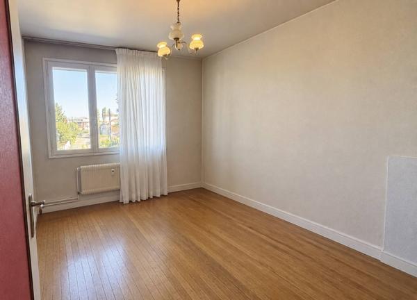 Bron, secteur résidentiel, T3 traversant 78m² avec balcon, vues dégagées, cave et garage en sus