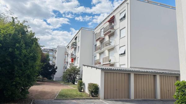 Bron, secteur résidentiel, T3 traversant 78m² avec balcon, vues dégagées, cave et garage en sus