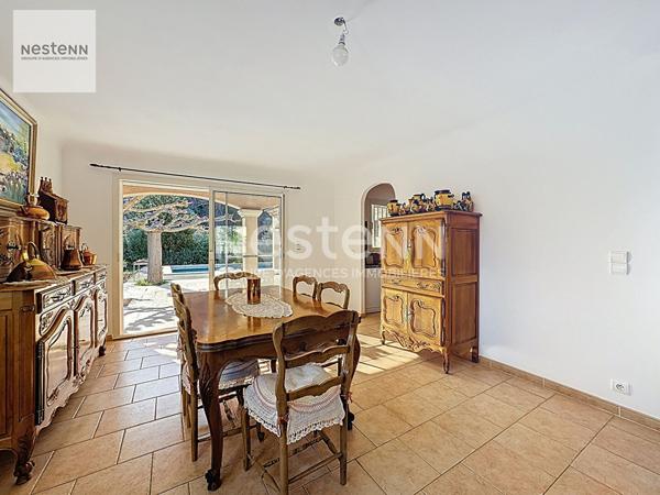 Maison de type 5 d'environ 180m² sur un terrain de 1000m² avec piscine