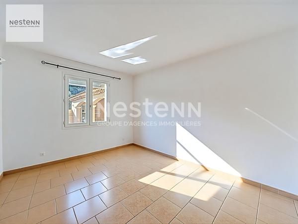 Maison de type 5 d'environ 180m² sur un terrain de 1000m² avec piscine