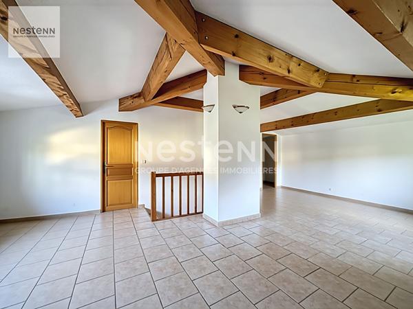 Maison de type 5 d'environ 180m² sur un terrain de 1000m² avec piscine