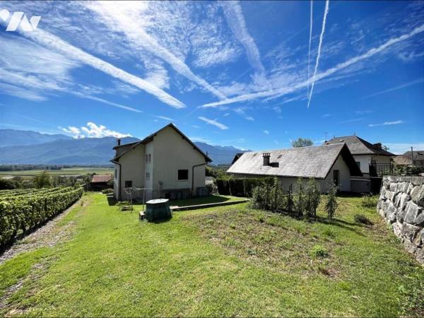 MAISON AVEC BATIMENT INDEPENDANT, GARAGES STOCKAGES SUR PARCELLES DE 1121 M2
