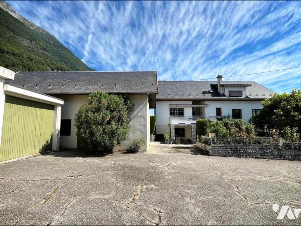 MAISON AVEC BATIMENT INDEPENDANT, GARAGES STOCKAGES SUR PARCELLES DE 1121 M2