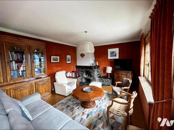 MAISON AVEC BATIMENT INDEPENDANT, GARAGES STOCKAGES SUR PARCELLES DE 1121 M2