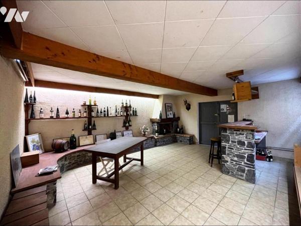 MAISON AVEC BATIMENT INDEPENDANT, GARAGES STOCKAGES SUR PARCELLES DE 1121 M2