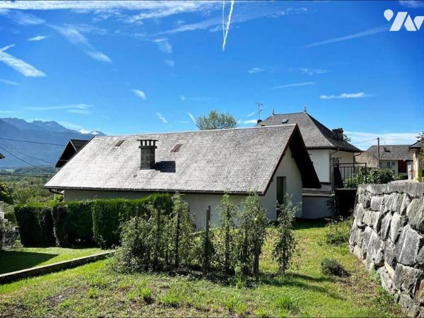 MAISON AVEC BATIMENT INDEPENDANT, GARAGES STOCKAGES SUR PARCELLES DE 1121 M2