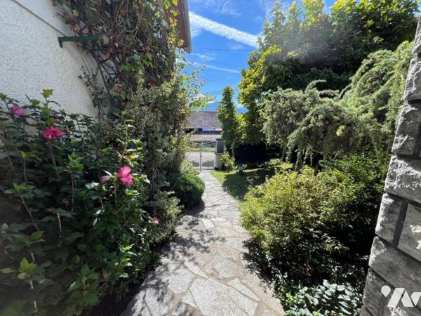 MAISON AVEC BATIMENT INDEPENDANT, GARAGES STOCKAGES SUR PARCELLES DE 1121 M2