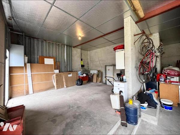 MAISON AVEC BATIMENT INDEPENDANT, GARAGES STOCKAGES SUR PARCELLES DE 1121 M2