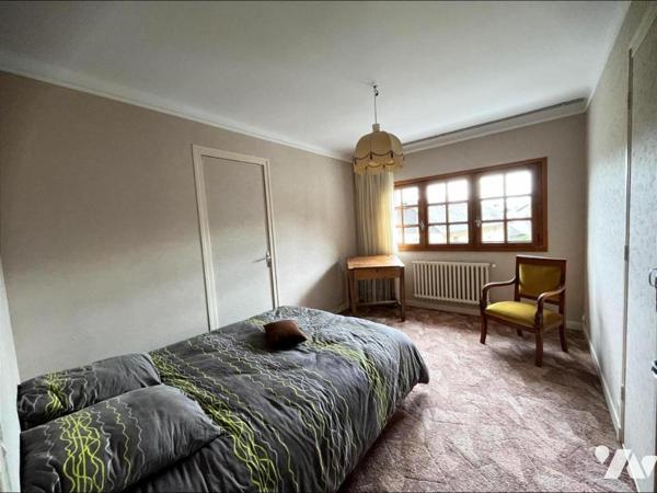 MAISON AVEC BATIMENT INDEPENDANT, GARAGES STOCKAGES SUR PARCELLES DE 1121 M2