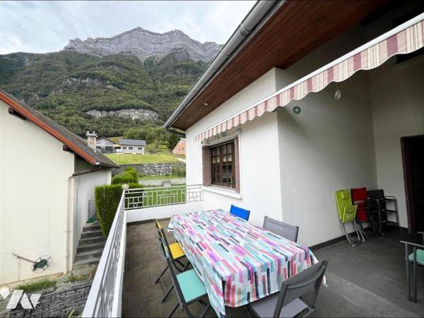 MAISON AVEC BATIMENT INDEPENDANT, GARAGES STOCKAGES SUR PARCELLES DE 1121 M2