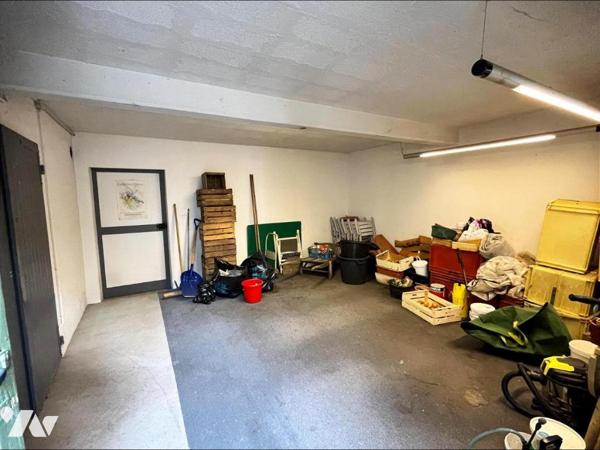 MAISON AVEC BATIMENT INDEPENDANT, GARAGES STOCKAGES SUR PARCELLES DE 1121 M2