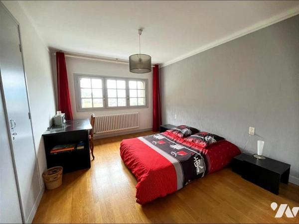 MAISON AVEC BATIMENT INDEPENDANT, GARAGES STOCKAGES SUR PARCELLES DE 1121 M2