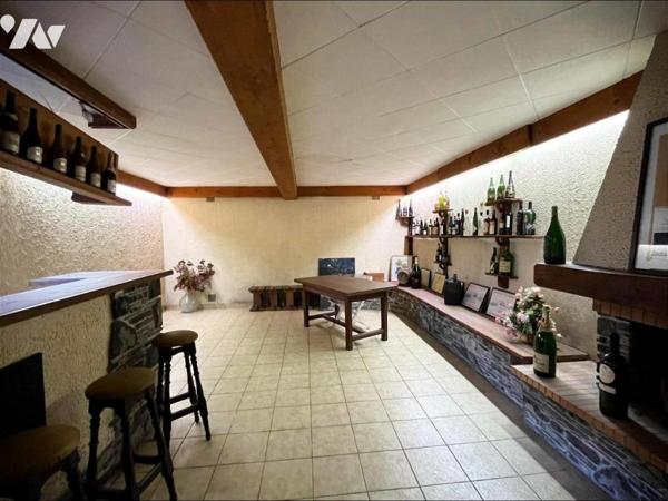 MAISON AVEC BATIMENT INDEPENDANT, GARAGES STOCKAGES SUR PARCELLES DE 1121 M2