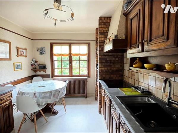 MAISON AVEC BATIMENT INDEPENDANT, GARAGES STOCKAGES SUR PARCELLES DE 1121 M2