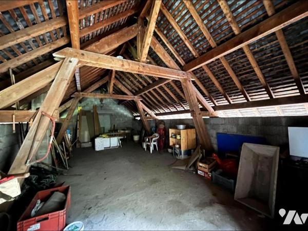 MAISON AVEC BATIMENT INDEPENDANT, GARAGES STOCKAGES SUR PARCELLES DE 1121 M2