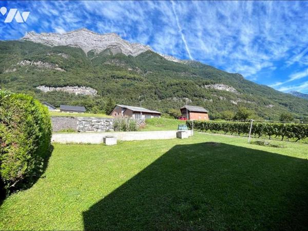 MAISON AVEC BATIMENT INDEPENDANT, GARAGES STOCKAGES SUR PARCELLES DE 1121 M2