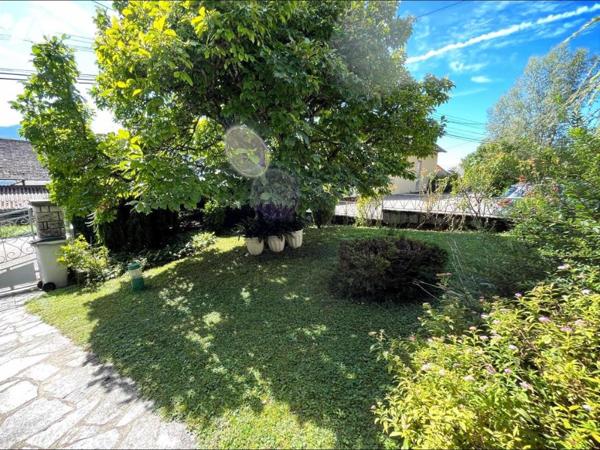 MAISON AVEC BATIMENT INDEPENDANT, GARAGES STOCKAGES SUR PARCELLES DE 1121 M2