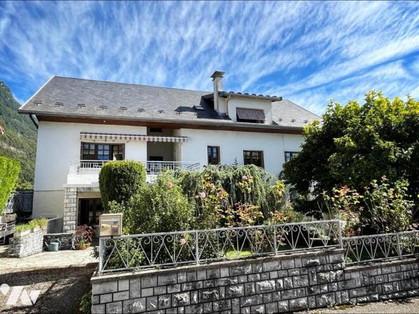MAISON AVEC BATIMENT INDEPENDANT, GARAGES STOCKAGES SUR PARCELLES DE 1121 M2
