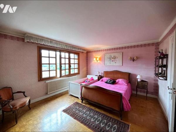 MAISON AVEC BATIMENT INDEPENDANT, GARAGES STOCKAGES SUR PARCELLES DE 1121 M2