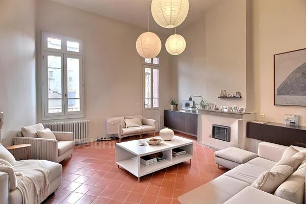 UZES : Appartement restauré dans le coeur historique d'Uzès dans l'hôtel Verdier-Allut du 17eme 2 chambres, balcon, 77.50 m2