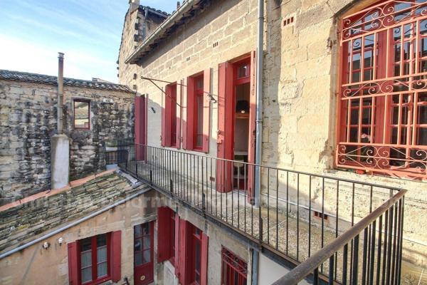 UZES : Appartement restauré dans le coeur historique d'Uzès dans l'hôtel Verdier-Allut du 17eme 2 chambres, balcon, 77.50 m2