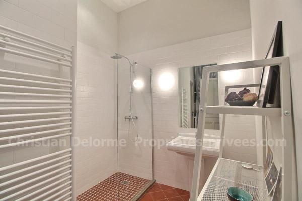 UZES : Appartement restauré dans le coeur historique d'Uzès dans l'hôtel Verdier-Allut du 17eme 2 chambres, balcon, 77.50 m2