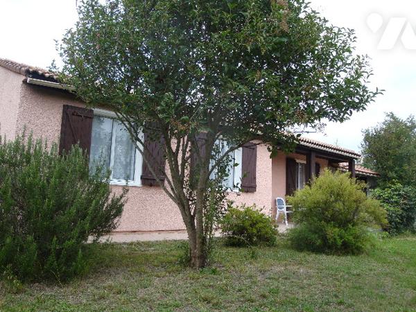 NOE : villa T5, 88 m2, 1985, 3 chambres, grand garage attenant sur un terrain de 1540 m2.